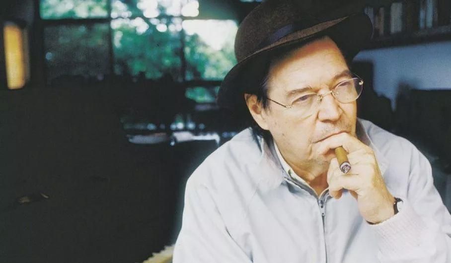 Garota de Ipanema
    
    
    
    
    
        
        
            Tom Jobim