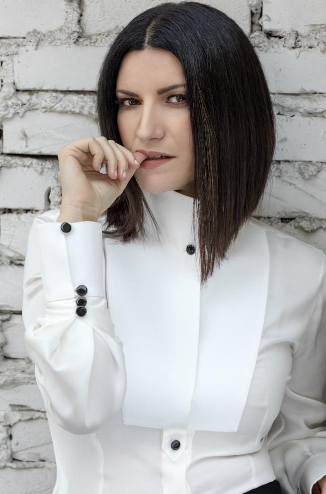 Amores Extraños
    
    
    
    
    
        
        
            Laura Pausini